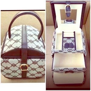 Jewelry carrying case